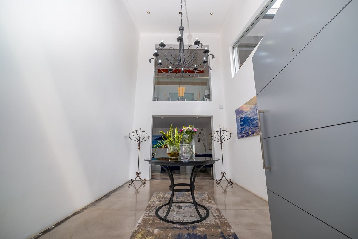 Luxury Ridge-Top Living with Panoramic Views & Exceptional Entertaining Space. - Photo 5