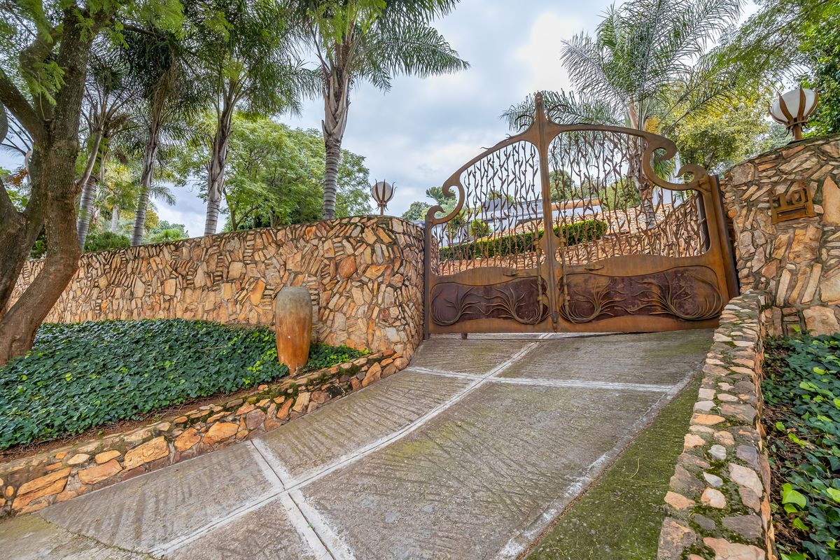 Luxury Ridge-Top Living with Panoramic Views & Exceptional Entertaining Space. - Photo 2