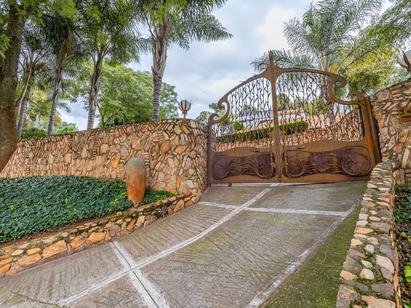 Luxury Ridge-Top Living with Panoramic Views & Exceptional Entertaining Space. - Photo 2