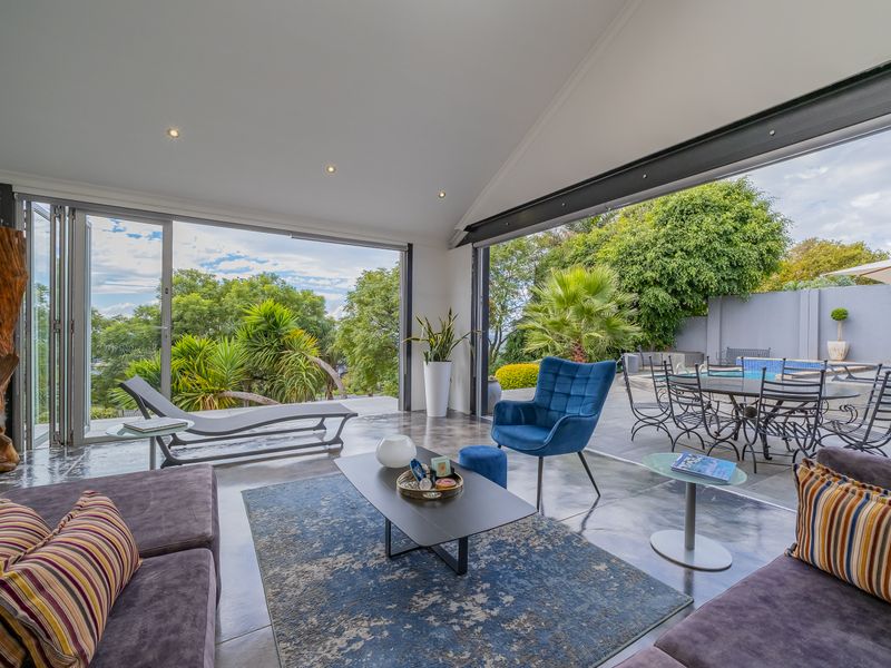 Luxury Ridge-Top Living with Panoramic Views & Exceptional Entertaining Space. - Photo 10