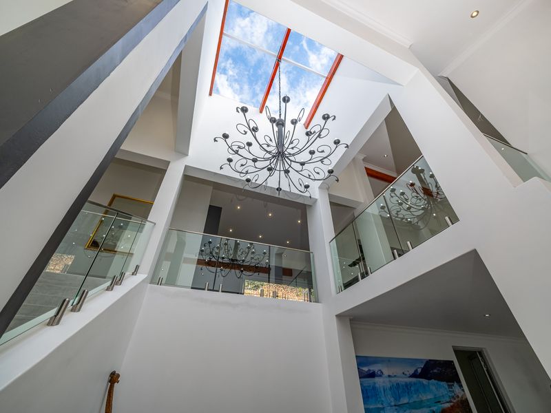 Luxury Ridge-Top Living with Panoramic Views & Exceptional Entertaining Space. - Photo 8