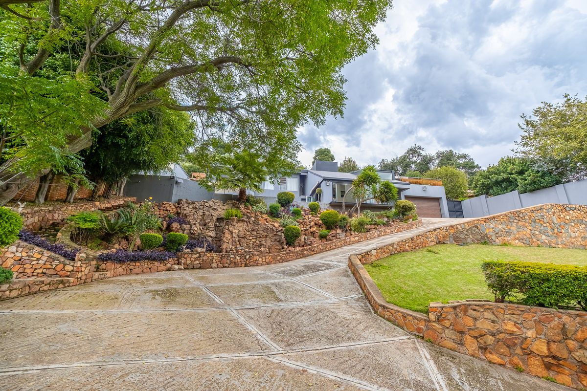 Luxury Ridge-Top Living with Panoramic Views & Exceptional Entertaining Space. - Photo 3