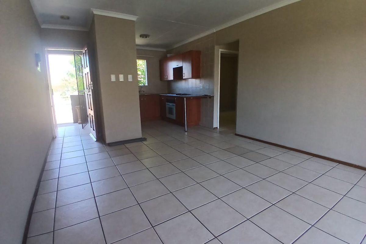 Pet friendly, ground floor, excellent location. - Photo 5