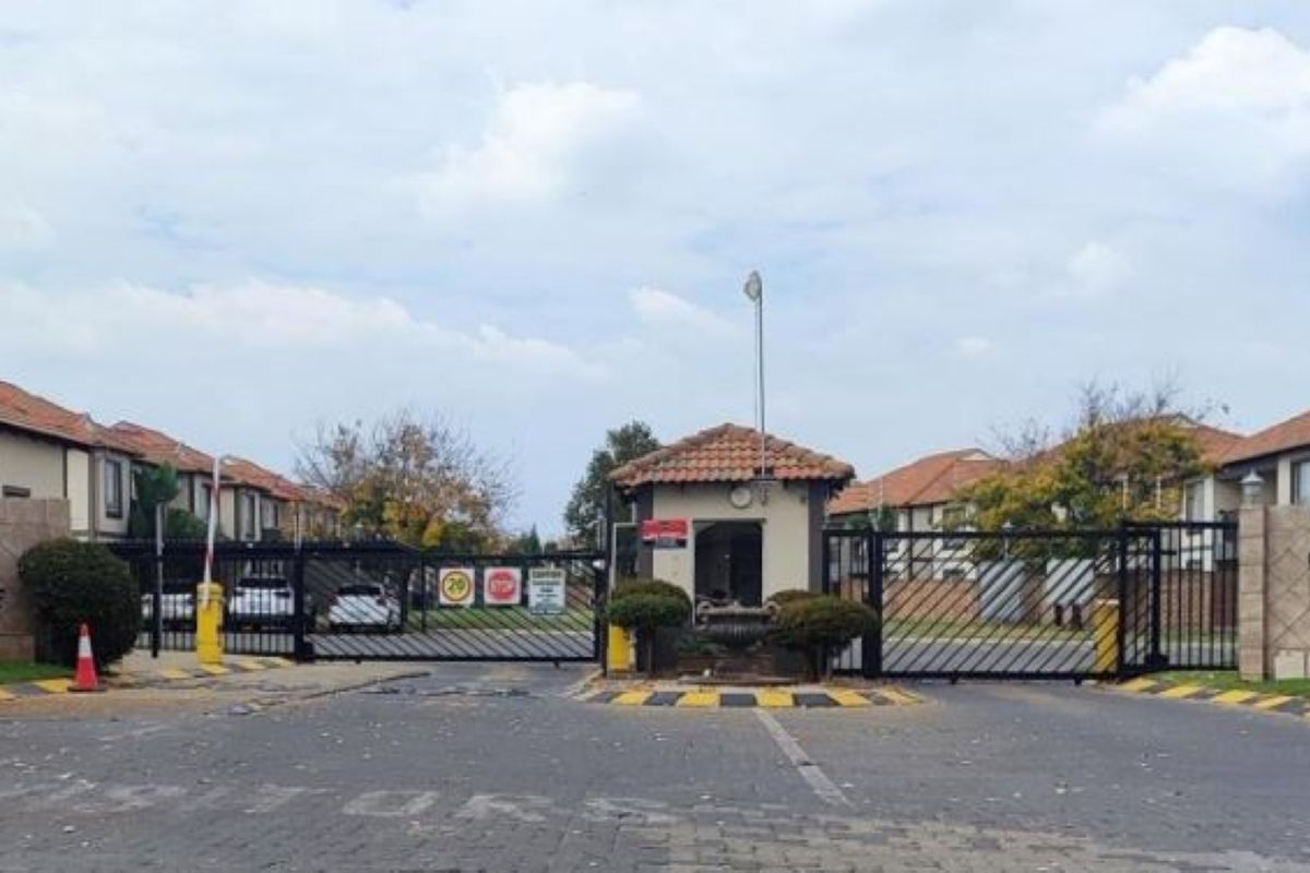 Pet friendly, ground floor, excellent location. - Photo 2