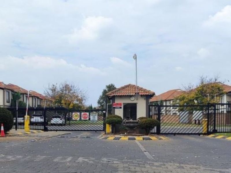 Pet friendly, ground floor, excellent location. - Photo 2