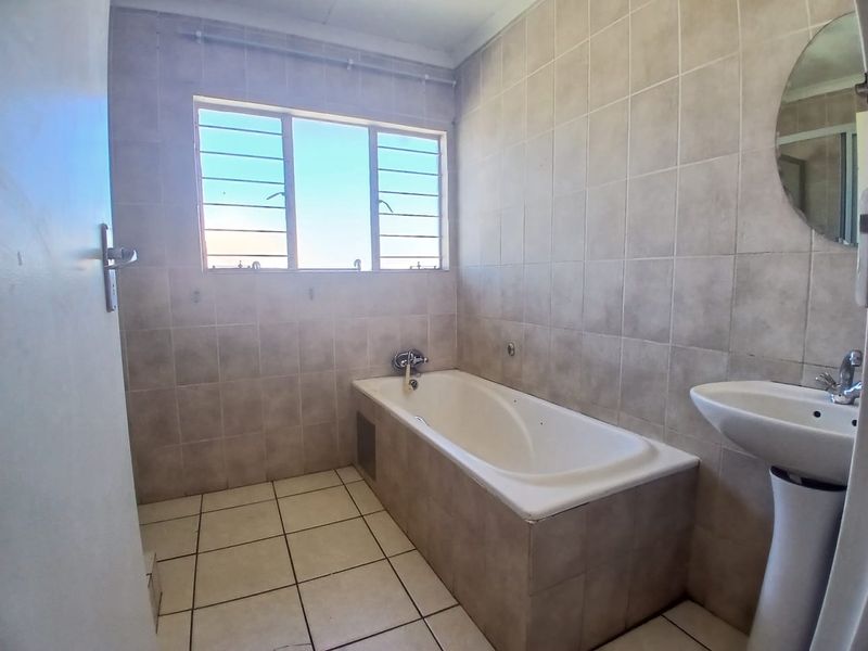 Pet friendly, ground floor, excellent location. - Photo 9