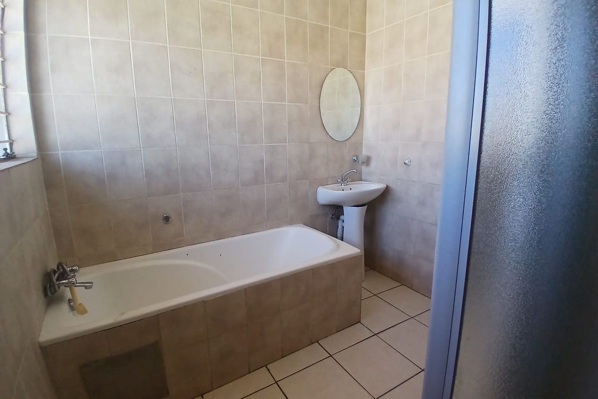 Pet friendly, ground floor, excellent location. - Photo 4