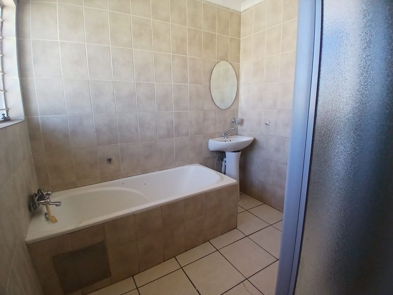 Pet friendly, ground floor, excellent location. - Photo 4