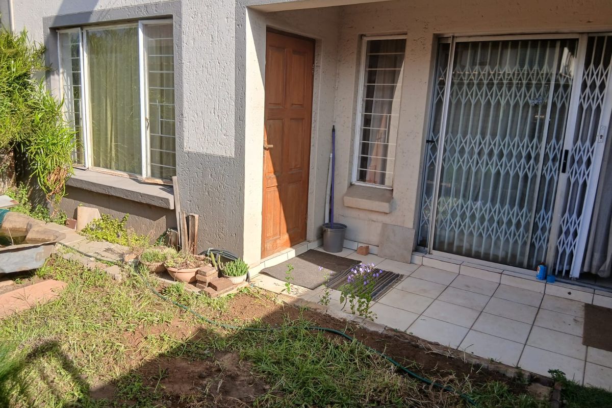 Pet friendly, ground floor, excellent location. - Photo 3