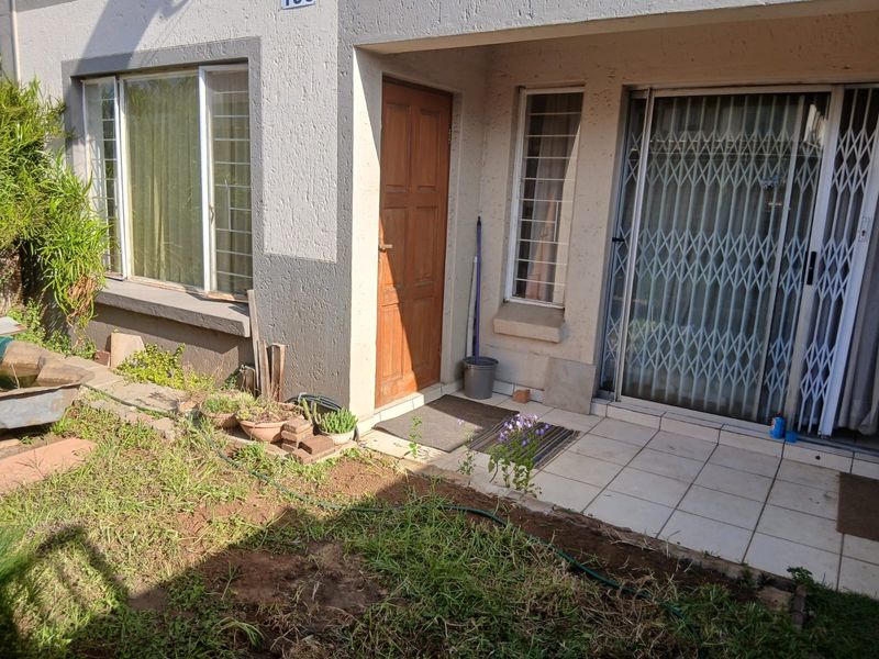 Pet friendly, ground floor, excellent location. - Photo 3