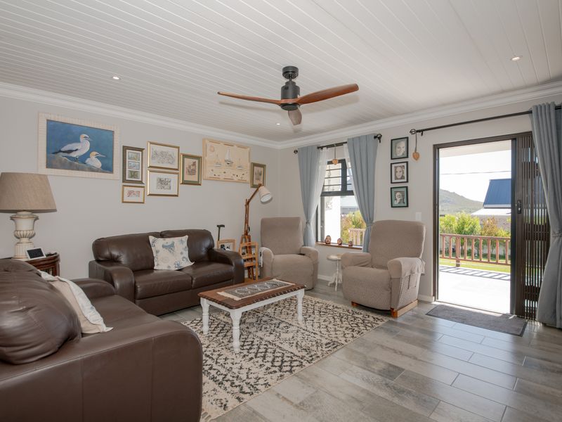 Immaculate, Move-In Ready 2-Bedroom Home in Pringle Bay For Sale - Designed for Easy Living - Photo 9