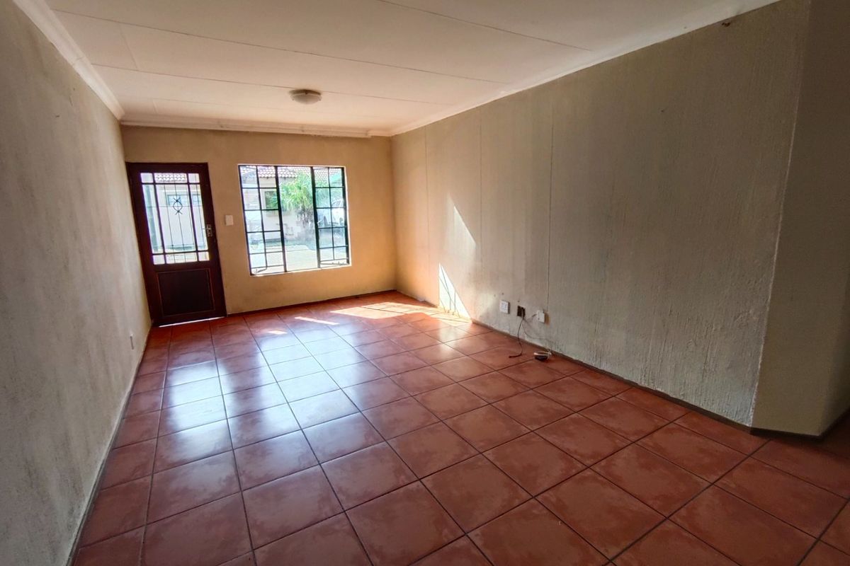 Charming 2-Bedroom Townhouse in Peaceful Heatherview - Photo 3