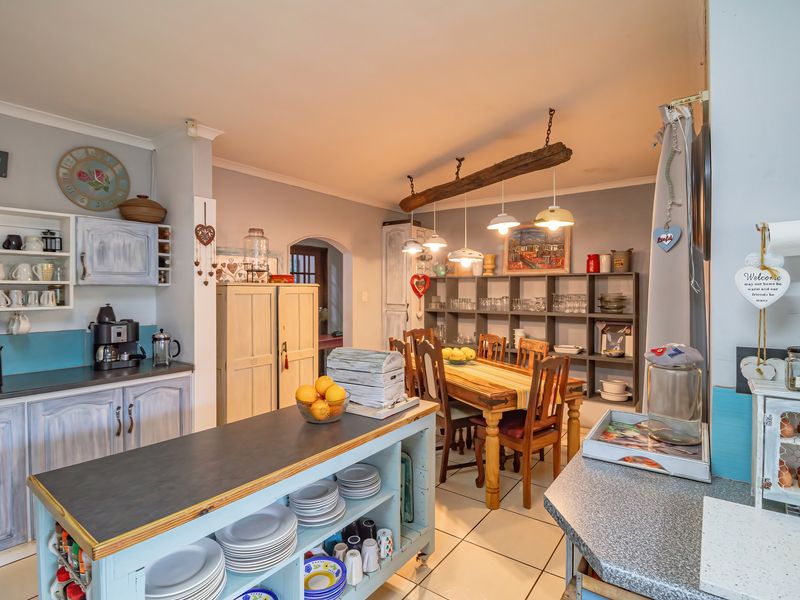 Spacious 4-Bedroom Face-Brick Family Home with large Flatlet in Westering, Gqeberha - Photo 4