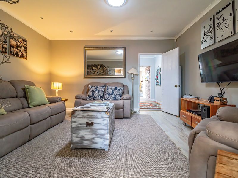 Spacious 4-Bedroom Face-Brick Family Home with large Flatlet in Westering, Gqeberha - Photo 3