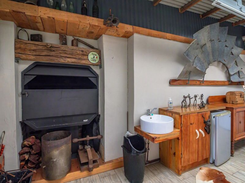 Spacious 4-Bedroom Face-Brick Family Home with large Flatlet in Westering, Gqeberha - Photo 10