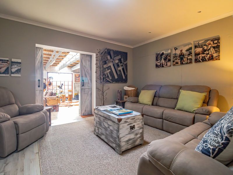 Spacious 4-Bedroom Face-Brick Family Home with large Flatlet in Westering, Gqeberha - Photo 5
