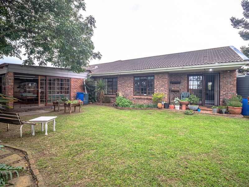 Spacious 4-Bedroom Face-Brick Family Home with large Flatlet in Westering, Gqeberha - Photo 2