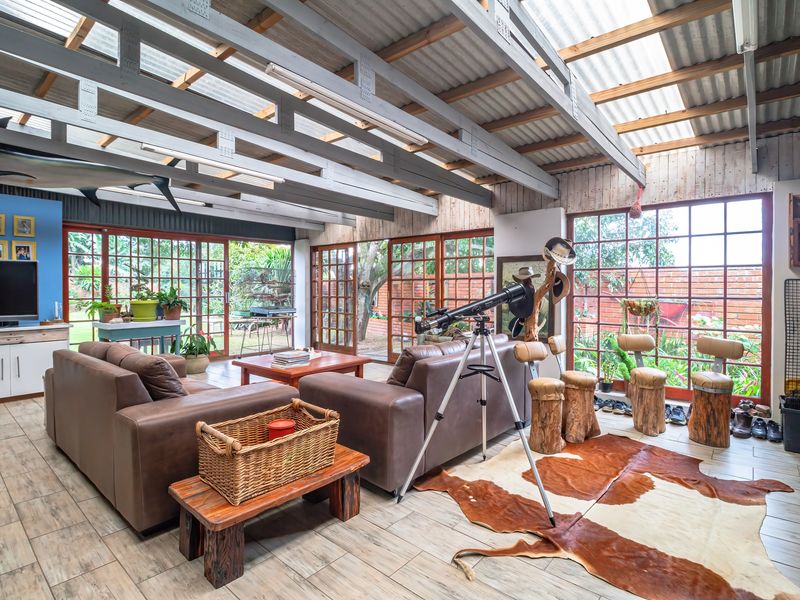 Spacious 4-Bedroom Face-Brick Family Home with large Flatlet in Westering, Gqeberha - Photo 9