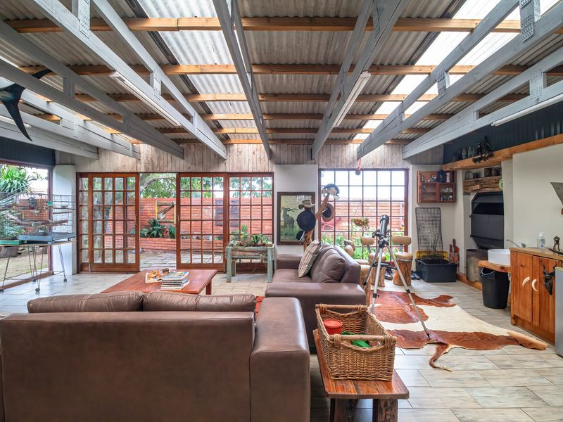 Spacious 4-Bedroom Face-Brick Family Home with large Flatlet in Westering, Gqeberha - Photo 8