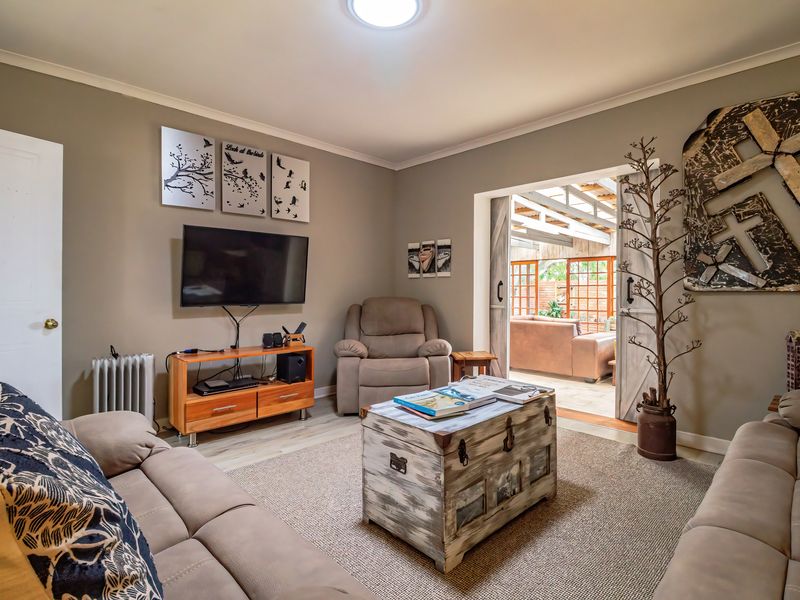 Spacious 4-Bedroom Face-Brick Family Home with large Flatlet in Westering, Gqeberha - Photo 6