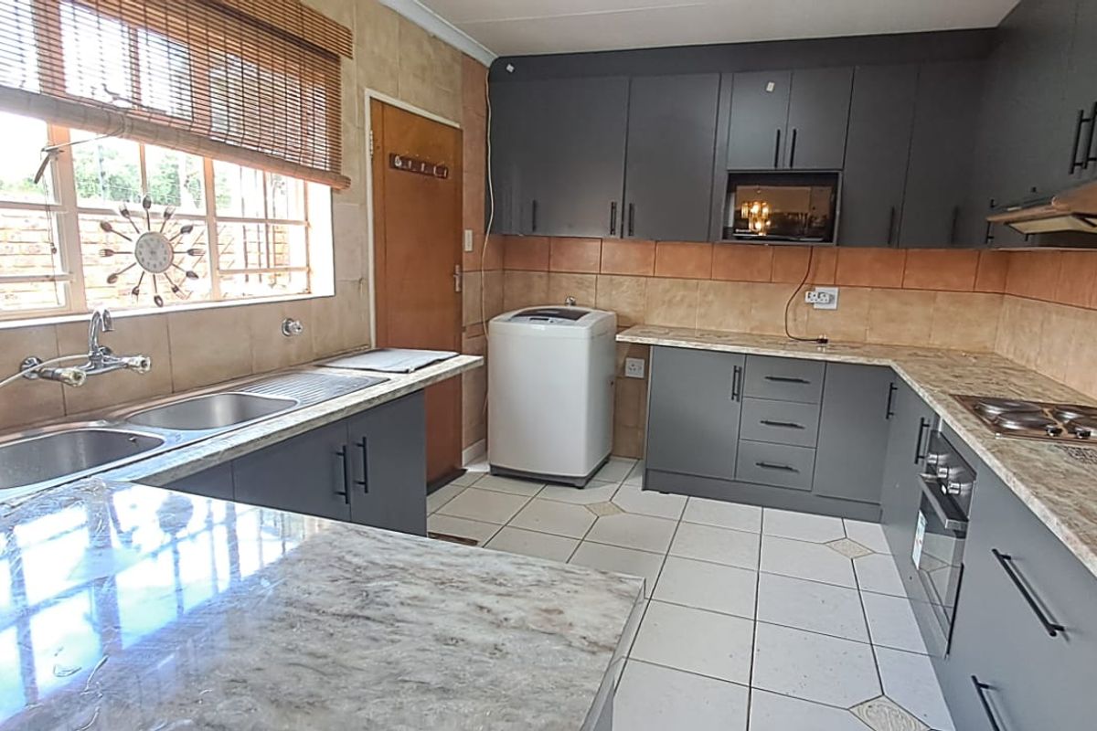 Charming, Comfortable Living with Pet-Friendly Appeal! - Photo 3