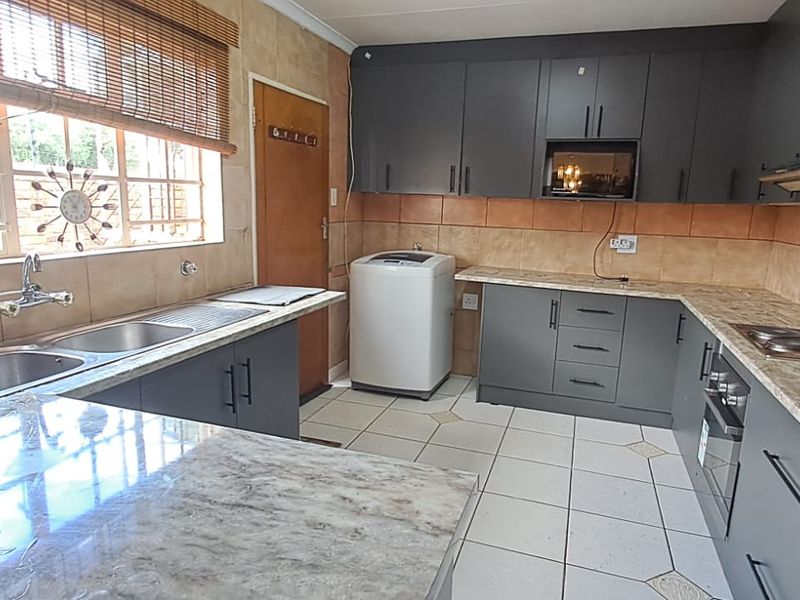 Charming, Comfortable Living with Pet-Friendly Appeal! - Photo 3