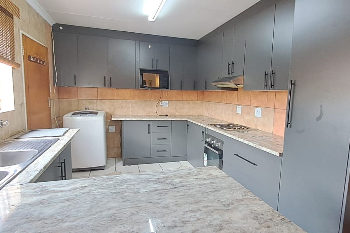 Charming, Comfortable Living with Pet-Friendly Appeal! - Photo 2