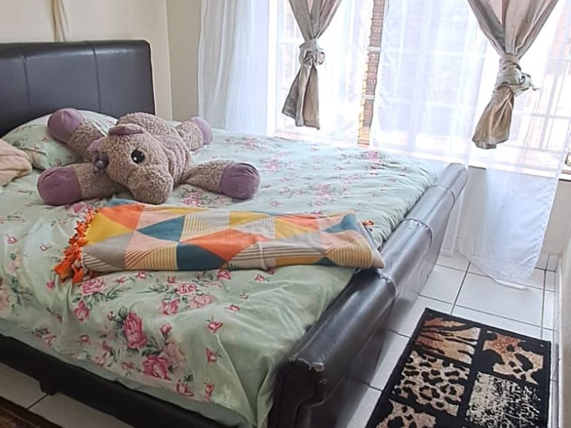 Charming, Comfortable Living with Pet-Friendly Appeal! - Photo 10