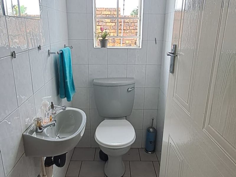 Charming, Comfortable Living with Pet-Friendly Appeal! - Photo 9