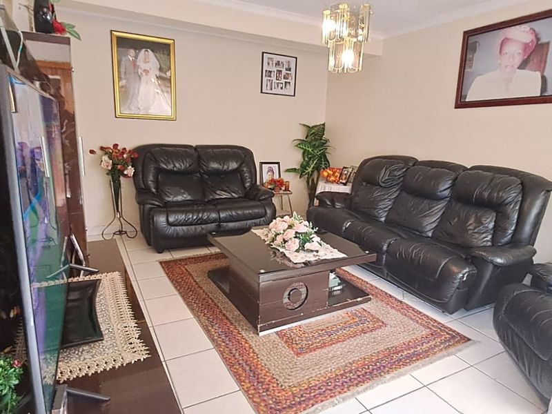 Charming, Comfortable Living with Pet-Friendly Appeal! - Photo 7