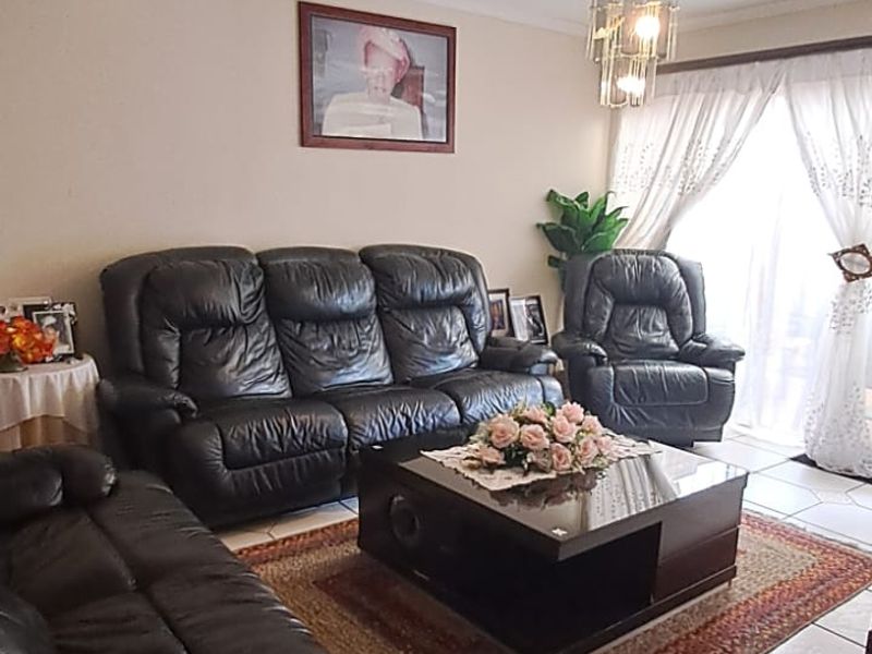 Charming, Comfortable Living with Pet-Friendly Appeal! - Photo 6