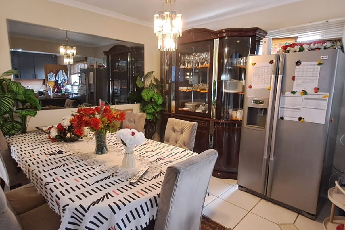 Charming, Comfortable Living with Pet-Friendly Appeal! - Photo 4