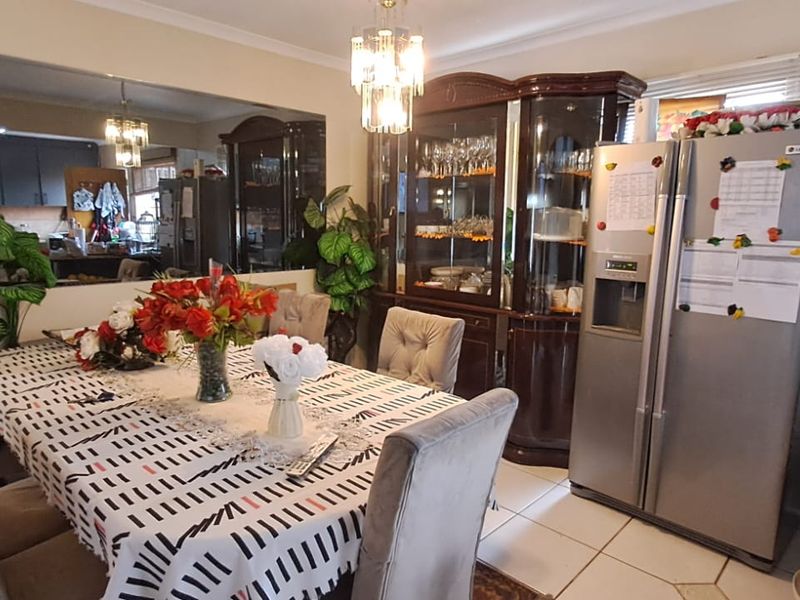 Charming, Comfortable Living with Pet-Friendly Appeal! - Photo 4