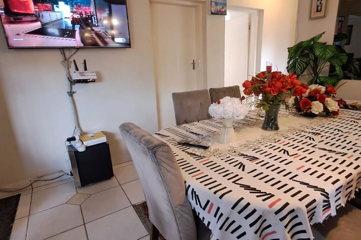 Charming, Comfortable Living with Pet-Friendly Appeal! - Photo 5