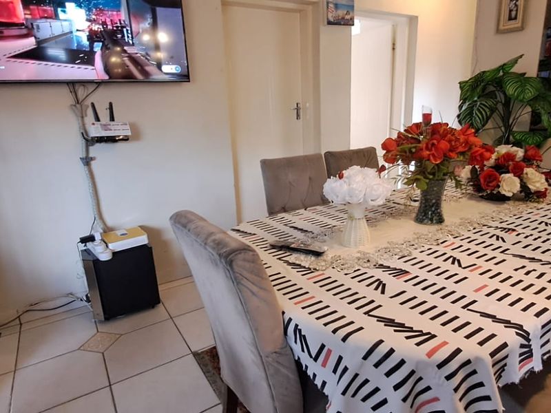 Charming, Comfortable Living with Pet-Friendly Appeal! - Photo 5