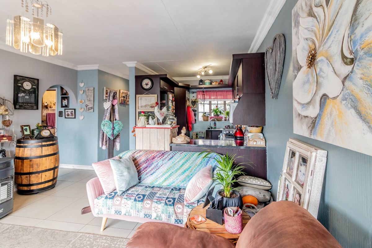 Beautiul 2 Bedroom townhouse in Norkem Park - Photo 3