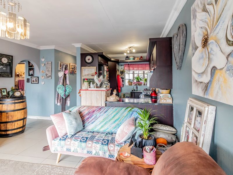 Beautiul 2 Bedroom townhouse in Norkem Park - Photo 3