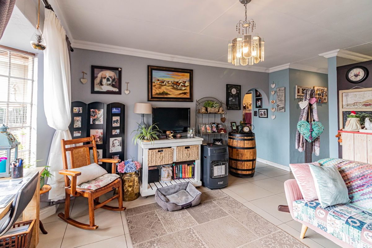 Beautiul 2 Bedroom townhouse in Norkem Park - Photo 4