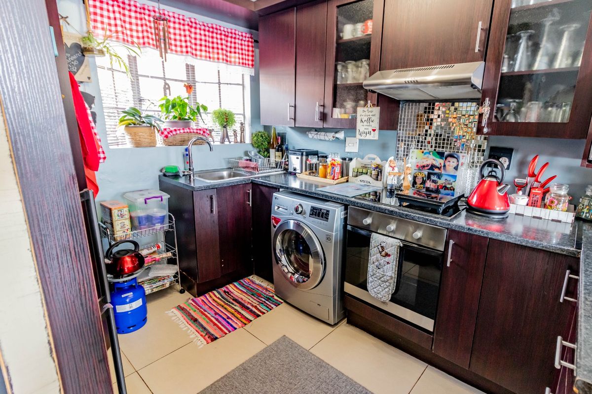 Beautiul 2 Bedroom townhouse in Norkem Park - Photo 5
