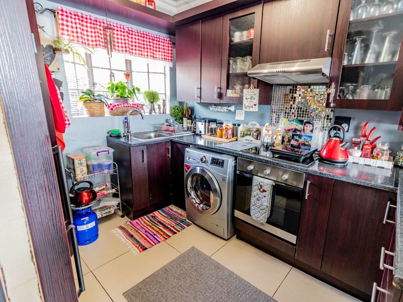 Beautiul 2 Bedroom townhouse in Norkem Park - Photo 5