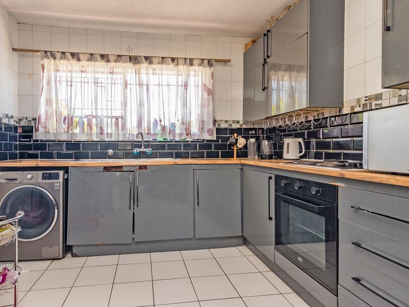 Lovely 2 Bedroom Townhouse With a Small Private Garden - Photo 3