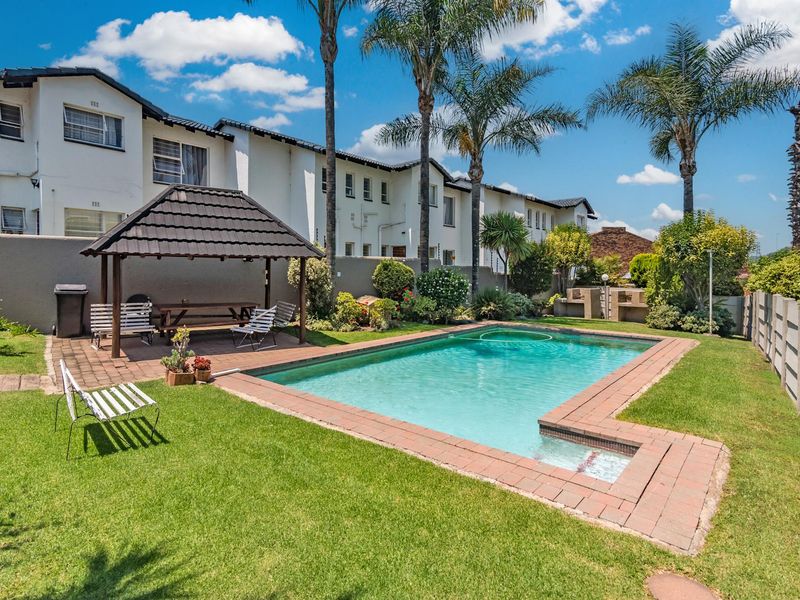 Lovely 2 Bedroom Townhouse With a Small Private Garden - Photo 2