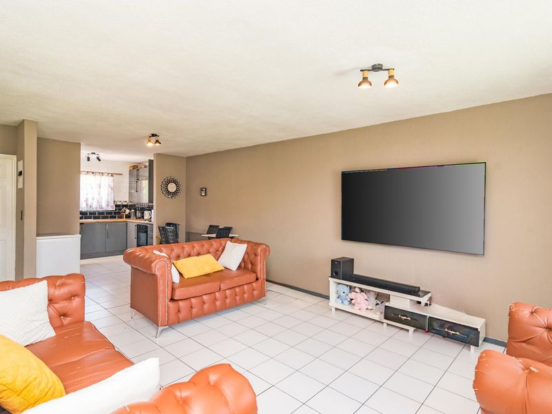Lovely 2 Bedroom Townhouse With a Small Private Garden - Photo 7