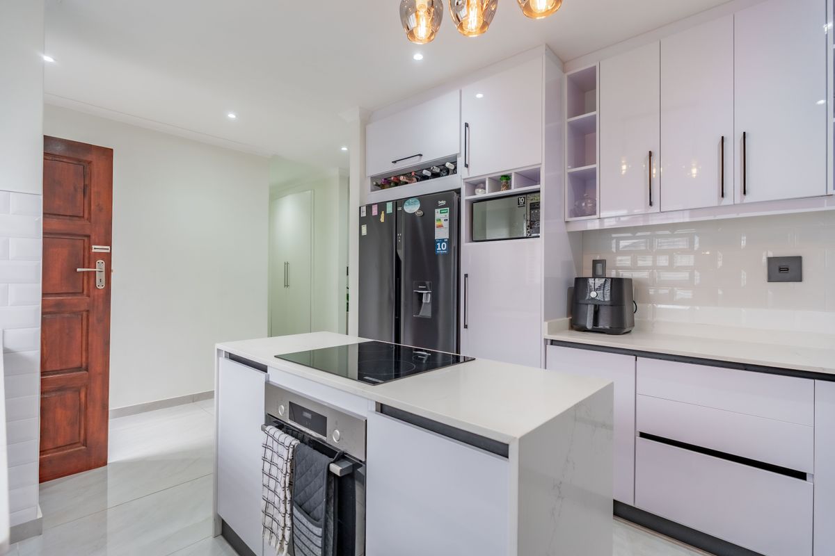 Ultra-modern townhouse in Westville - Photo 5