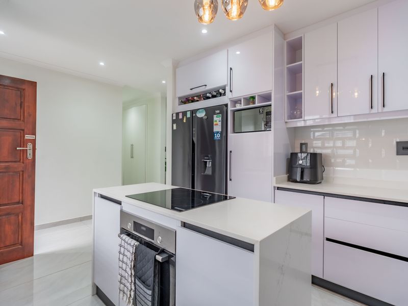 Ultra-modern townhouse in Westville - Photo 5