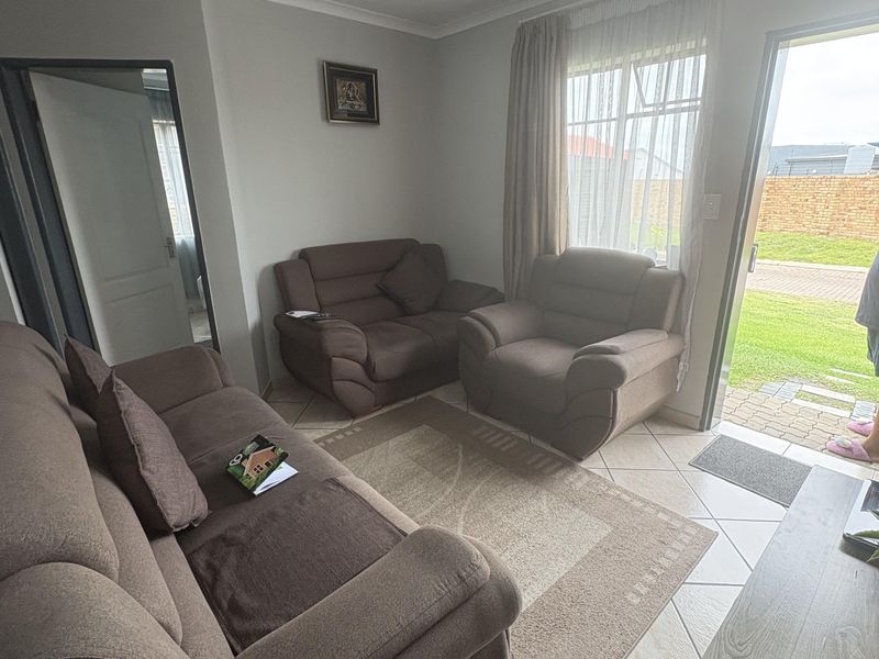 Neat 2 bedroom home Ideal for starter - Photo 8