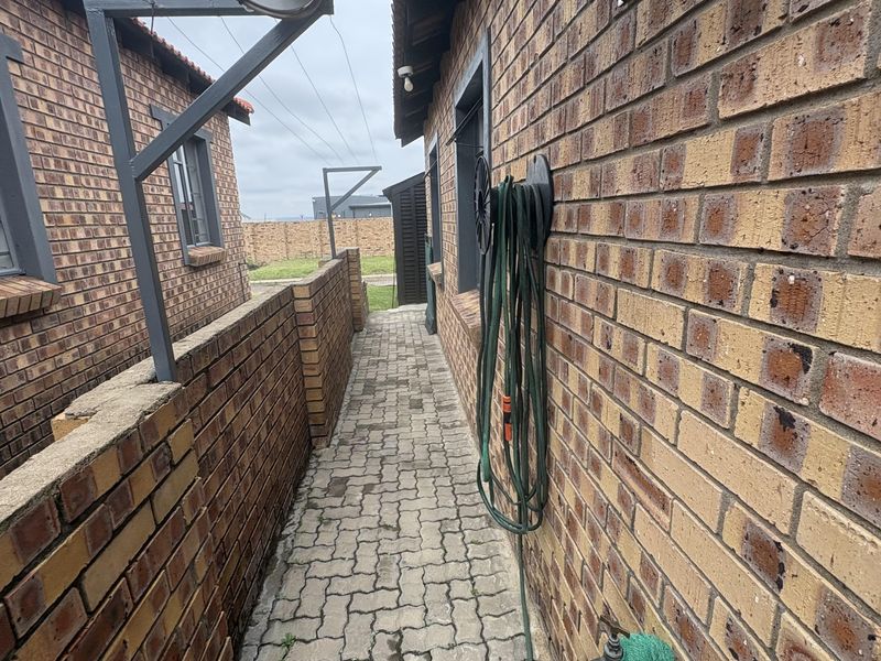 Neat 2 bedroom home Ideal for starter - Photo 4