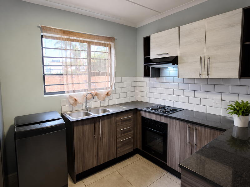 Charming 2 Bedroom Apartment - Photo 2