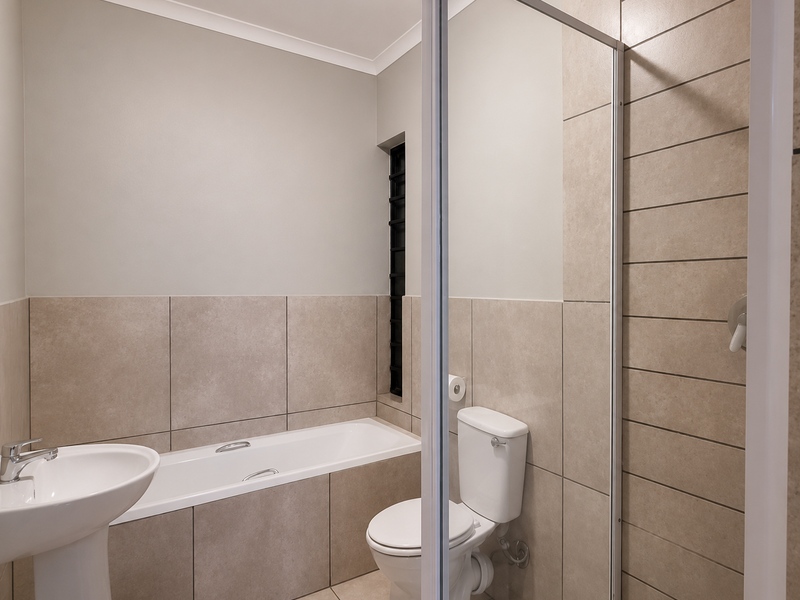 Charming 2 Bedroom Apartment - Photo 6