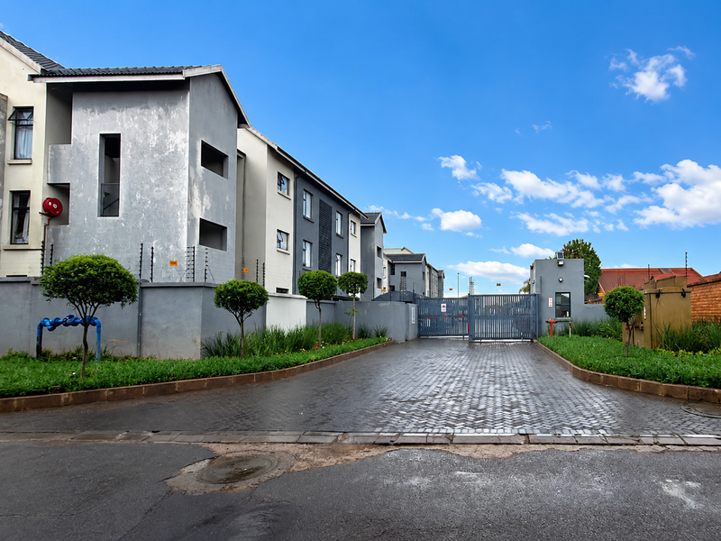 Charming 2 Bedroom Apartment - Photo 1